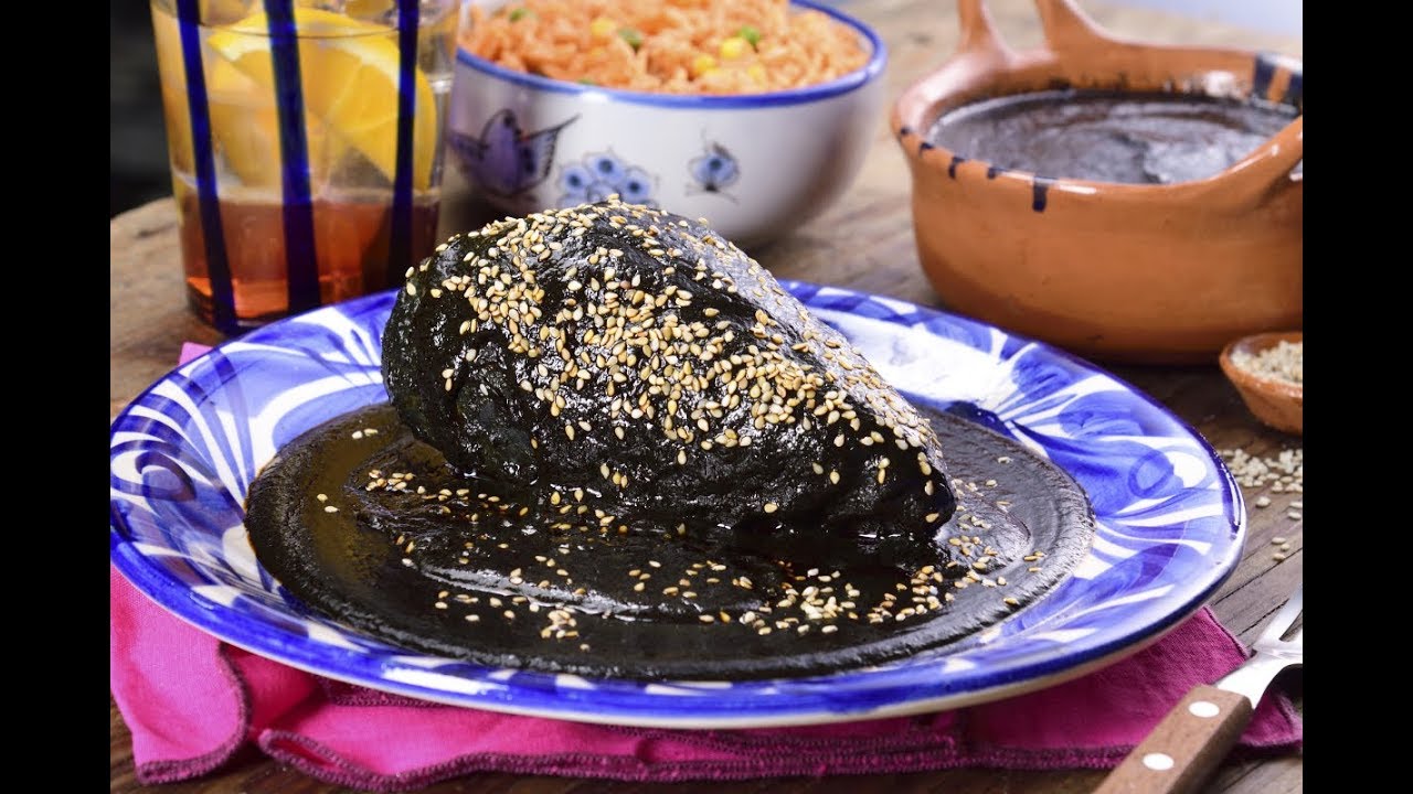 Mole Negro Oaxaqueño con Arroz Rojo