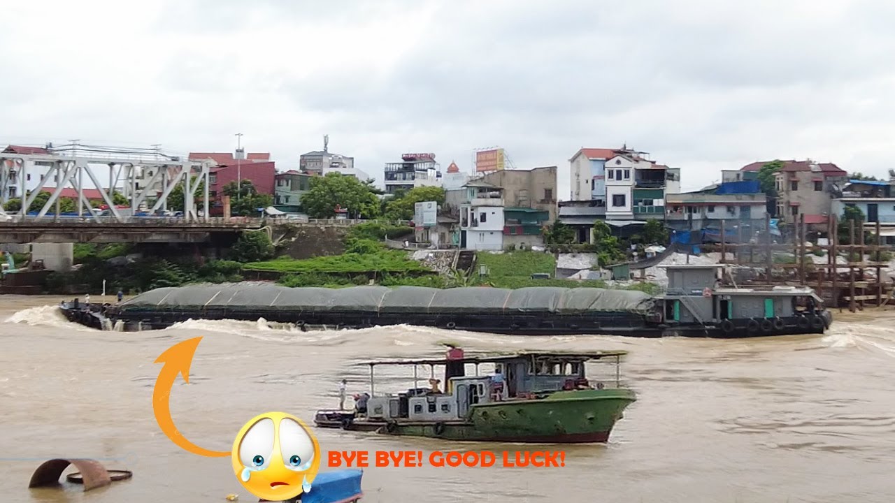 [24] Coal barge is too heavy, even specialized Tug can not help to cross rapids