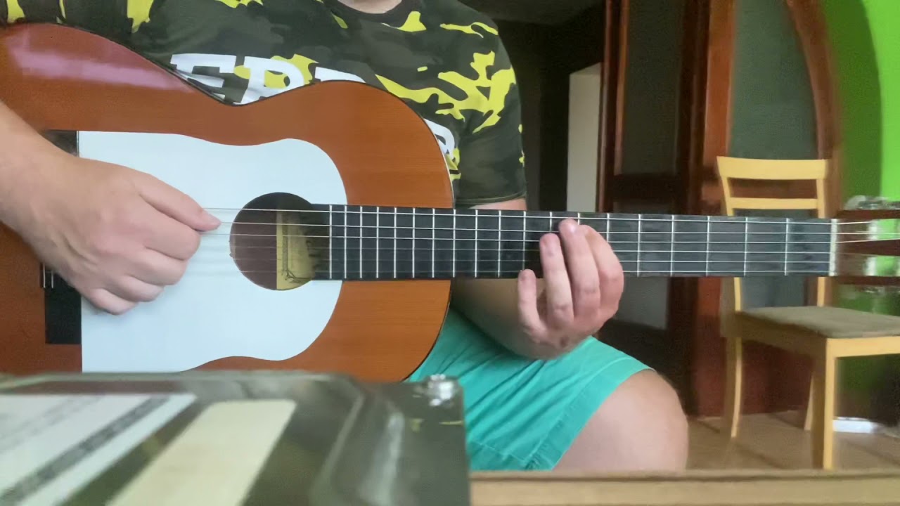 Szőkített nő basszus téma akusztikus gitáron koncert verzió E dúrban játszva