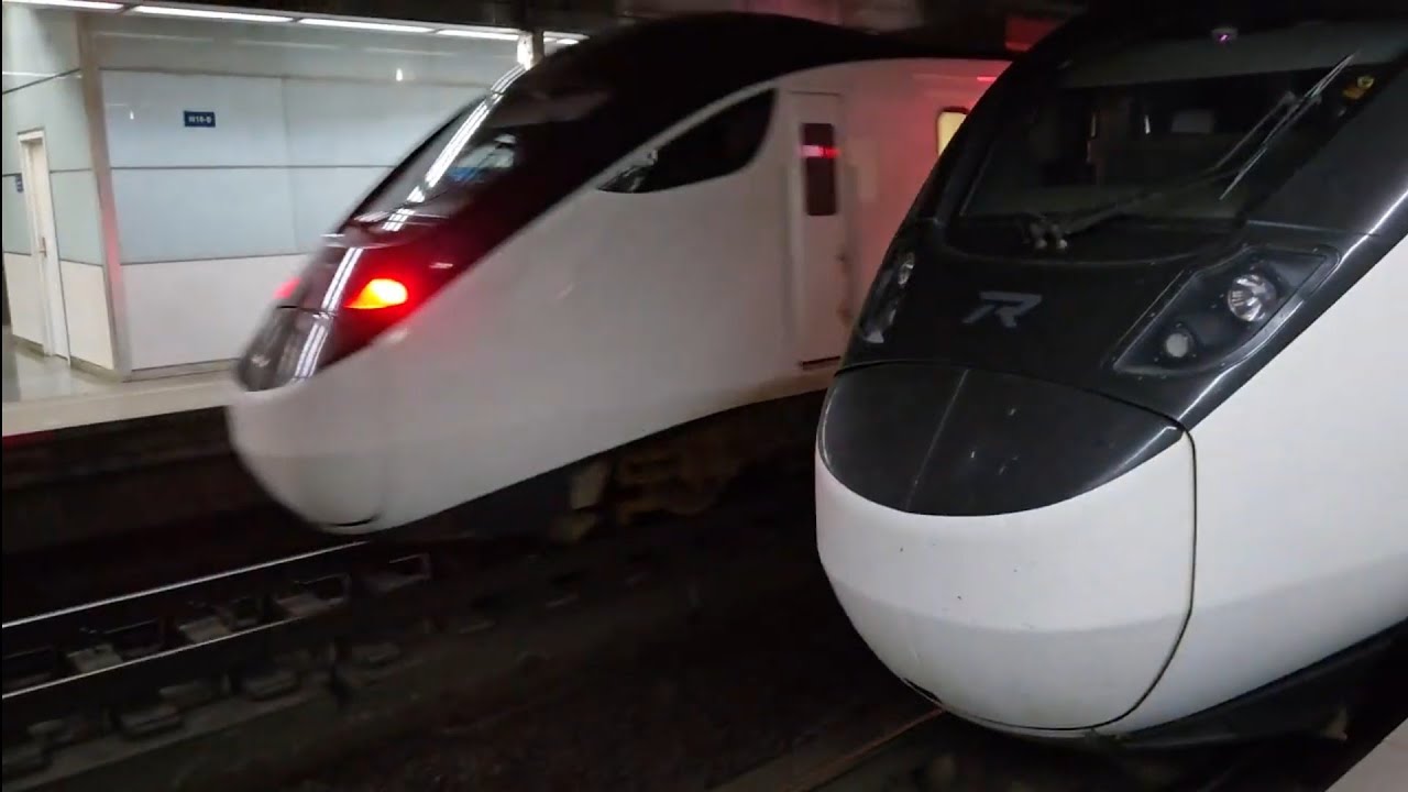 5151A次樹林迴送開往七堵的加班EMU3000型EMU3049皮蛋豆腐騰雲號藍色帶新城際自強號列車，和5125次七堵開往彰化的加班EMU3000型EMU3027皮蛋豆腐騰雲號綠色帶新城際自強號列車