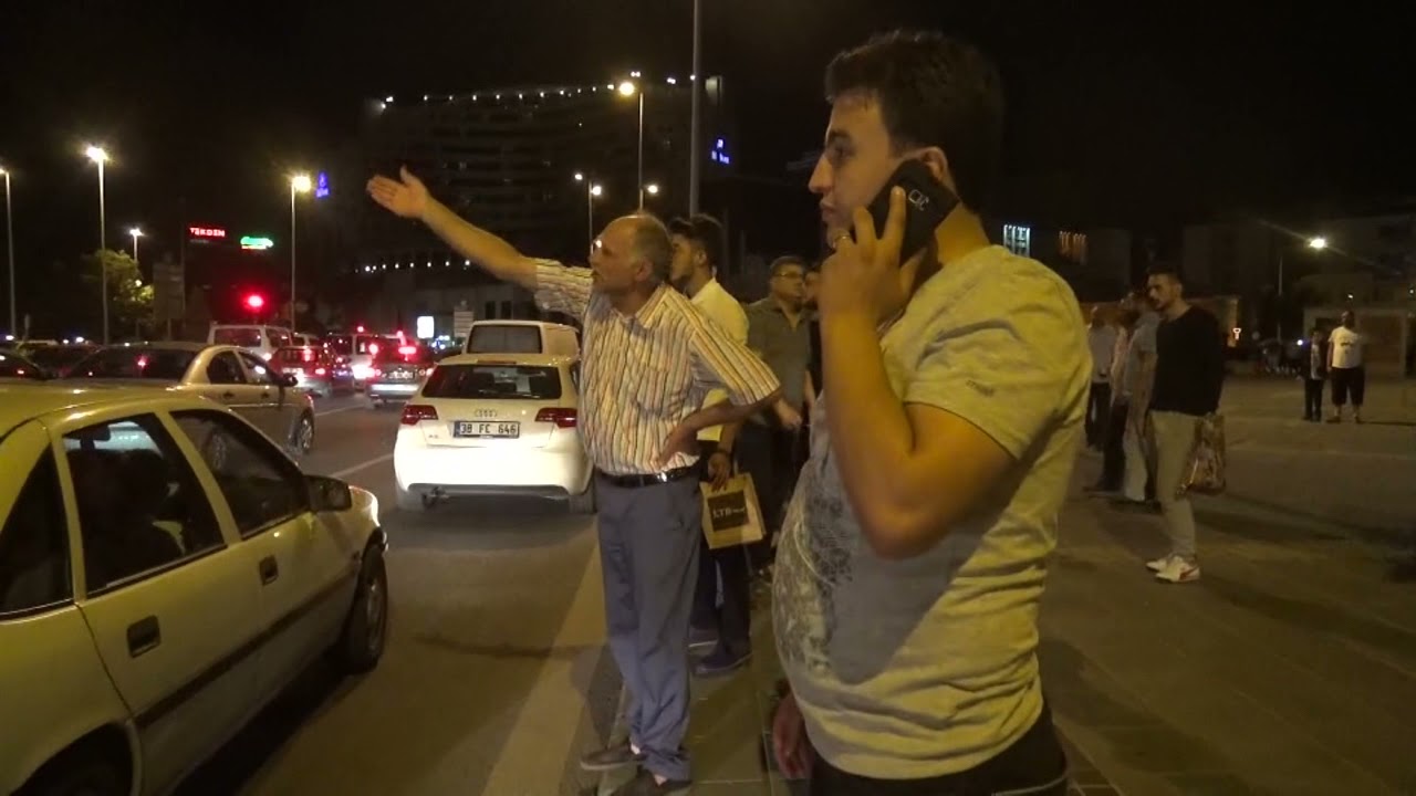 FETÖ örgütünün darbe girişiminin ilk dakikalarında Kayseri Cumhuriyet meydanı