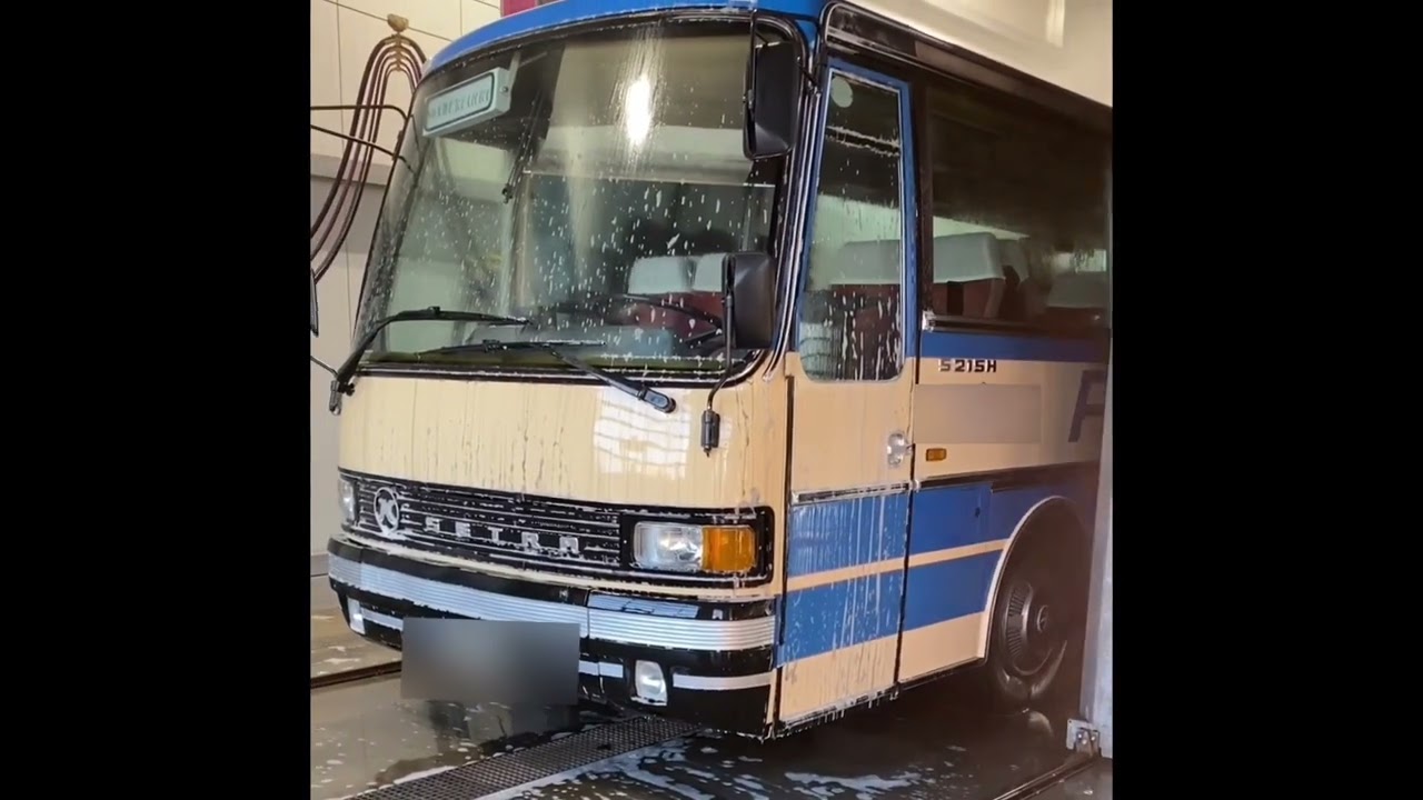 SETRA S215H in Truckwash