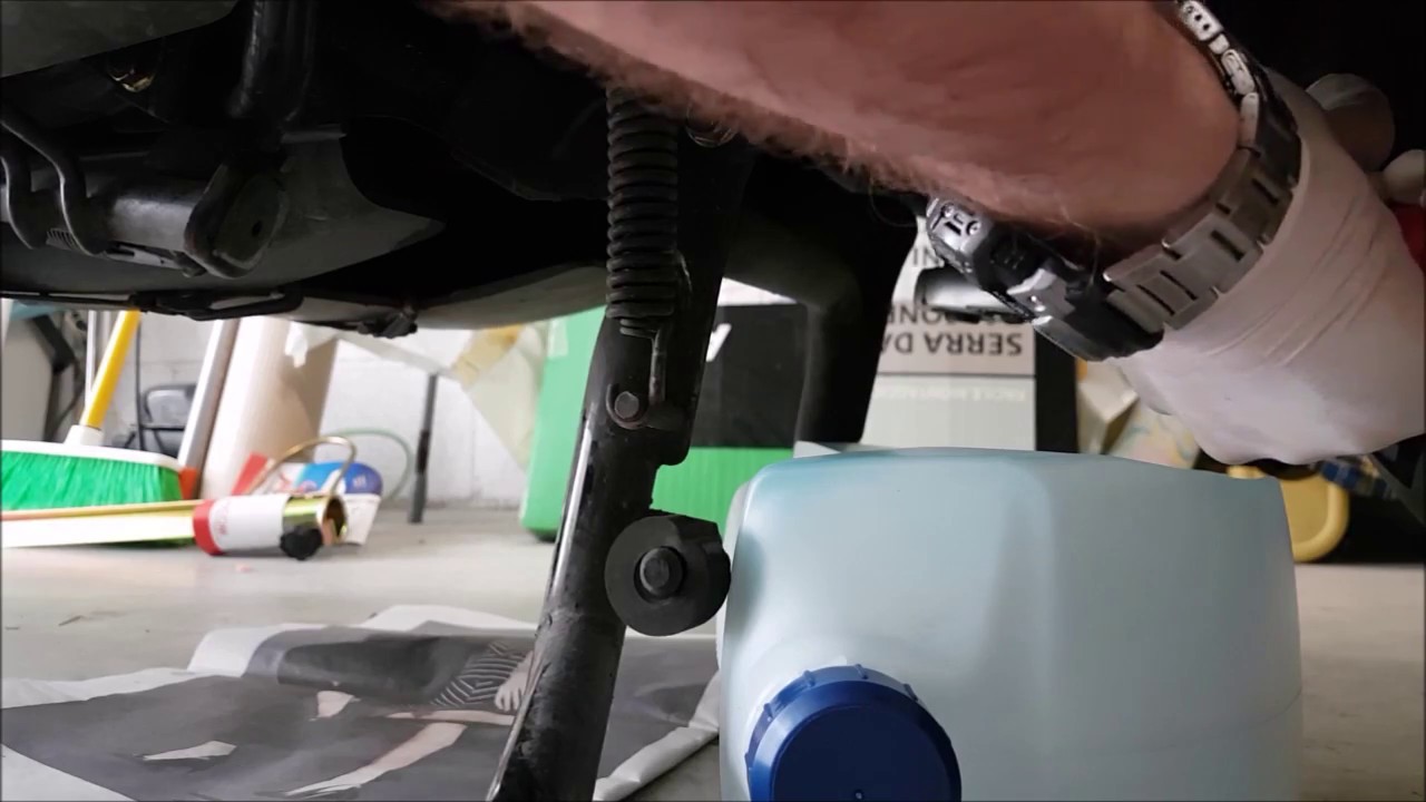 Cambio olio motore scooter Kymco people S 125 - Oil change for engine. With subtitles