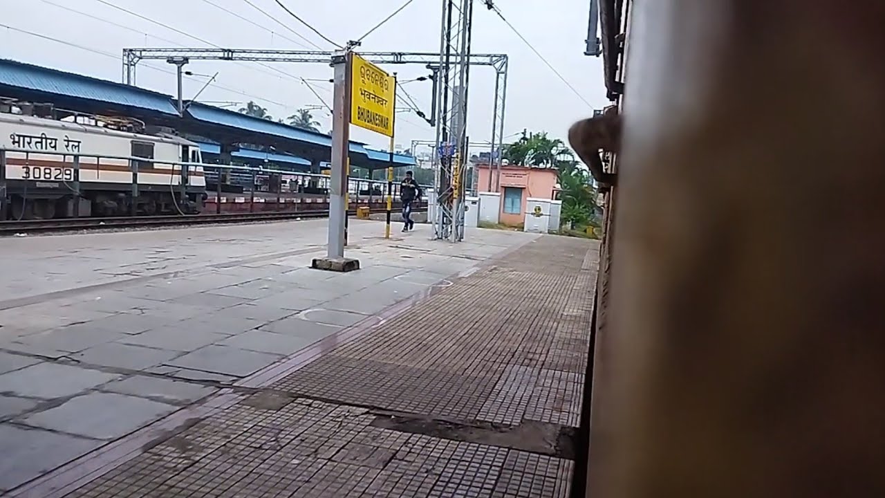 High Speed Entry Bhubaneswar Railway Station 18416 Puri - Barbil Express Arrival At Bhubaneswar.