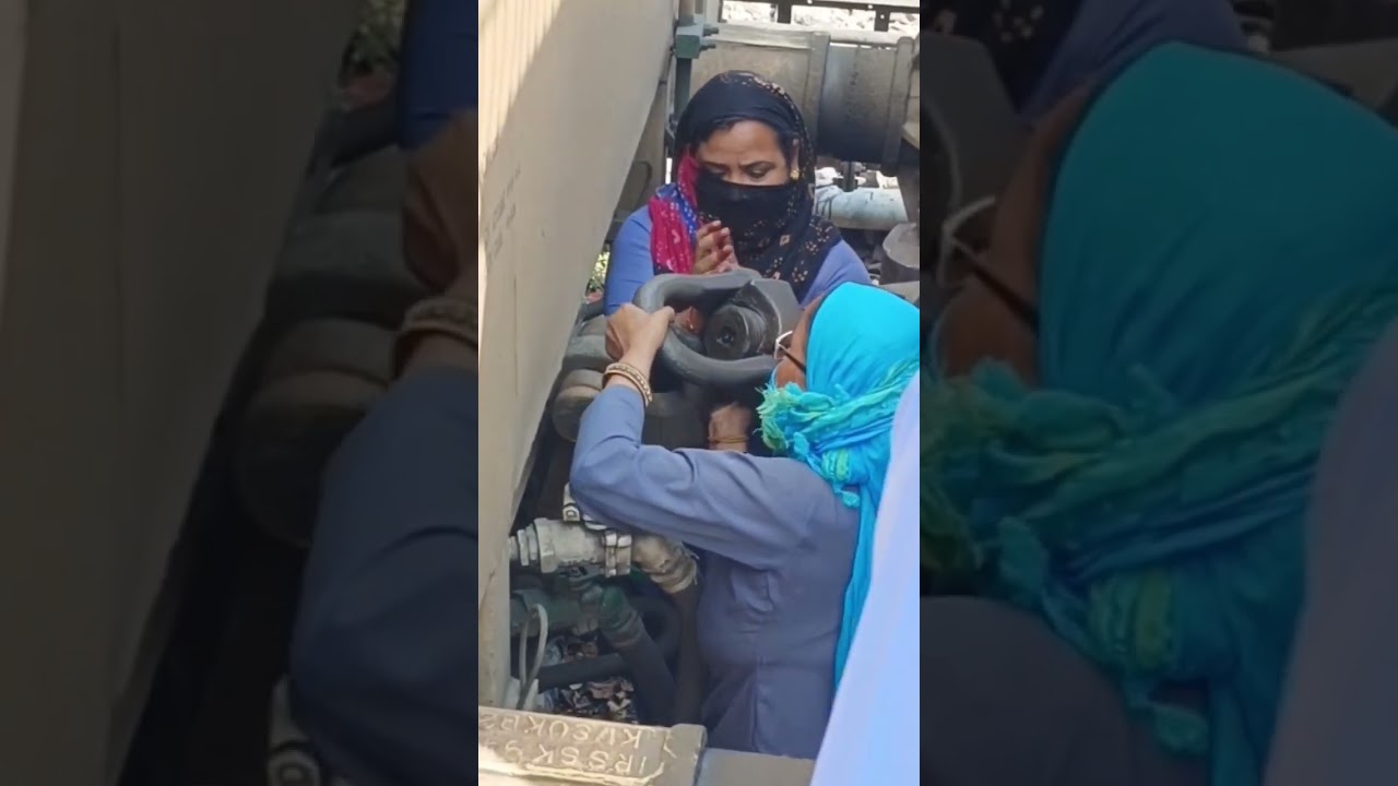 wow 😲 Rail Points Women। #shorts #viralvideo #video #viral #railway #rail #pointsman #loco #short