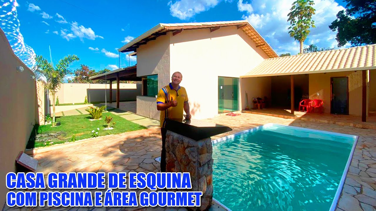 Incrível como ficou o projeto dessa casa de esquina com piscina e área gourmet Carlinhos Imobiliária