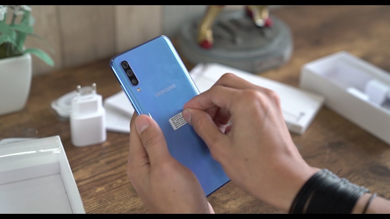 Unboxing Samsung Galaxy A70 Versi Retail Indonesia