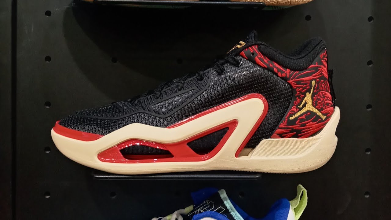 جولة في محل footlocker و finish line حيت الكوبرا واصلة ل120..140.150.......100 دولار