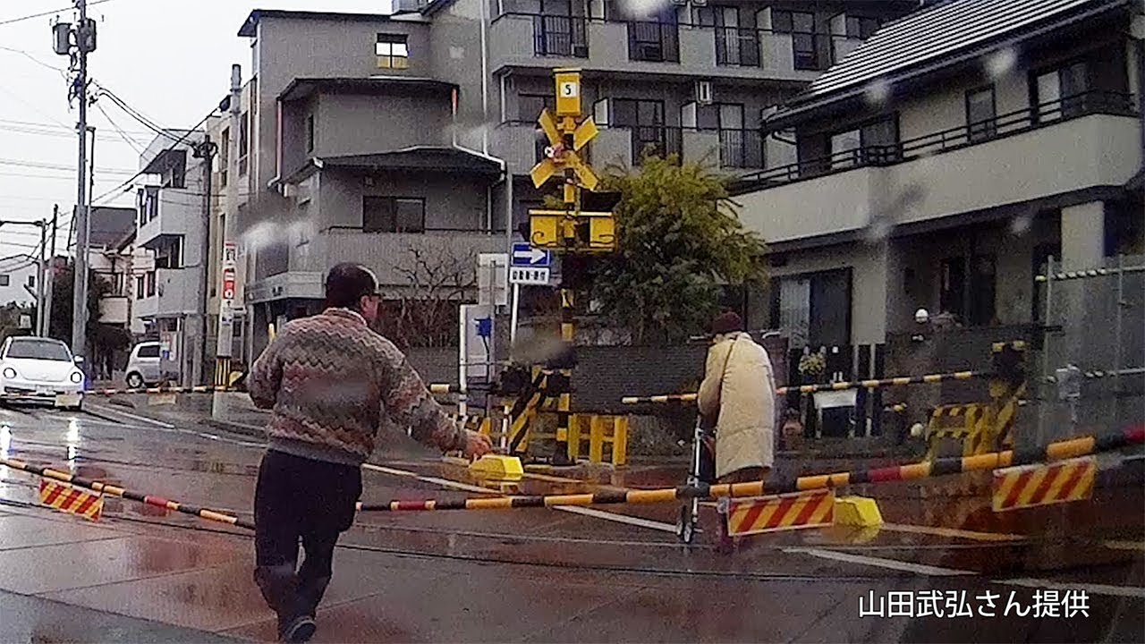 【瞬間】踏切に女性、１０秒後に電車が…ドラレコが捉えた救出劇