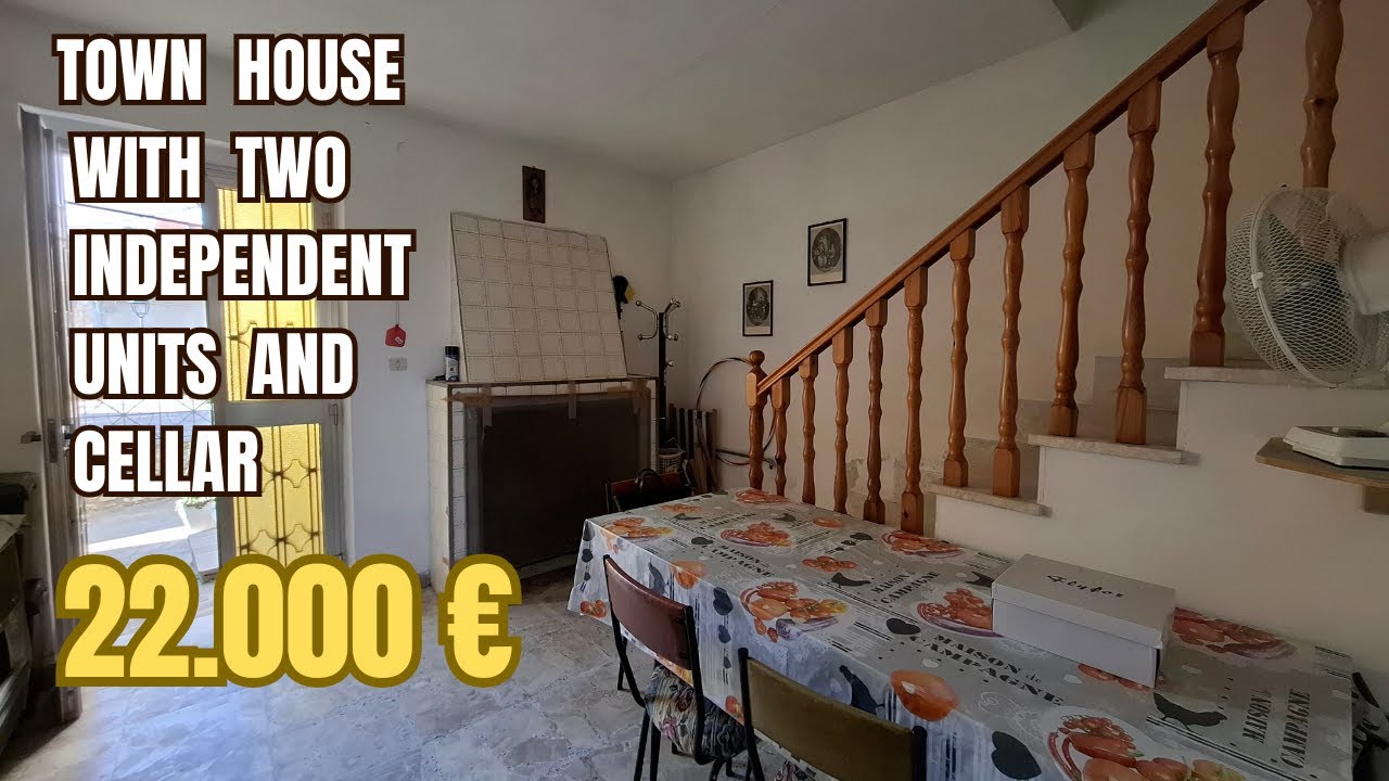 Three-bedroom town house with two habitable units and cellar. Celenza Sul Trigno