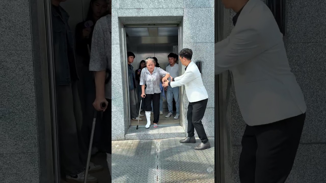 SK - Please Don&rsquo;t Treat The Elderly Like This #sakurakind #kindness #short