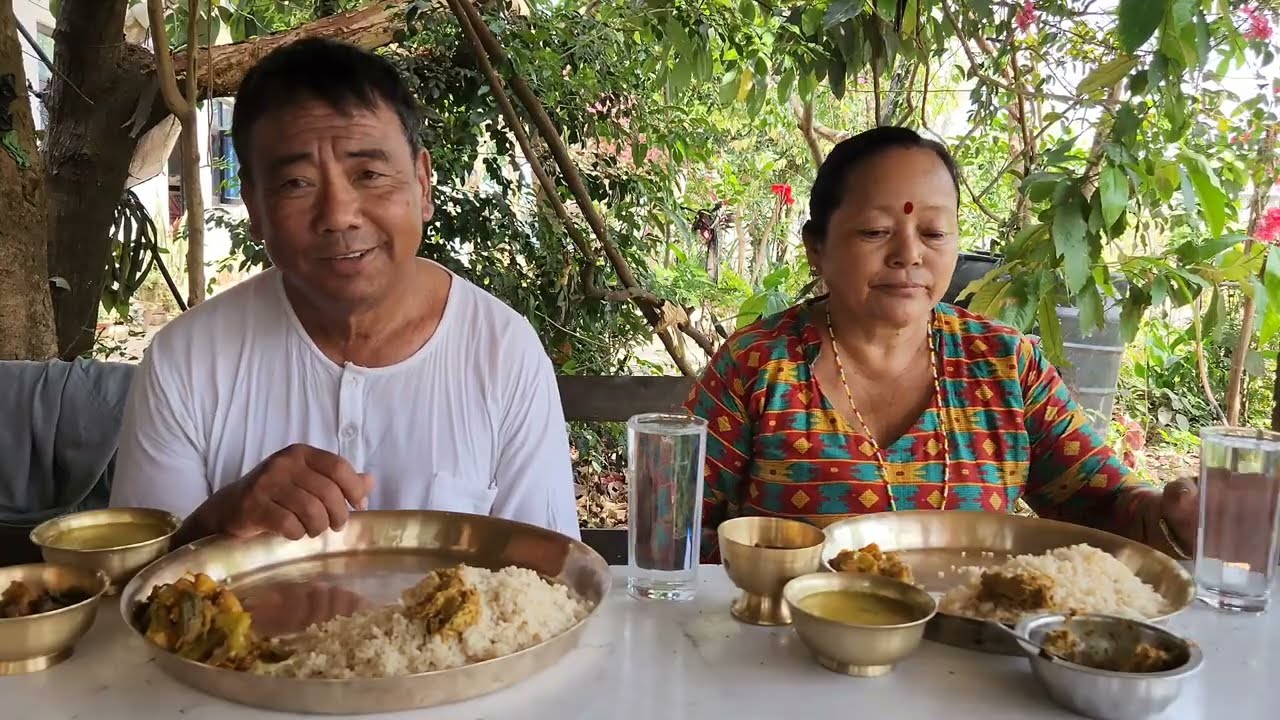 परेवाको झोल मासु भात दाल आलु वैगुन को तरकारी साथमा केराको बुङगाको अचार Bhola Shiba Mukbang 