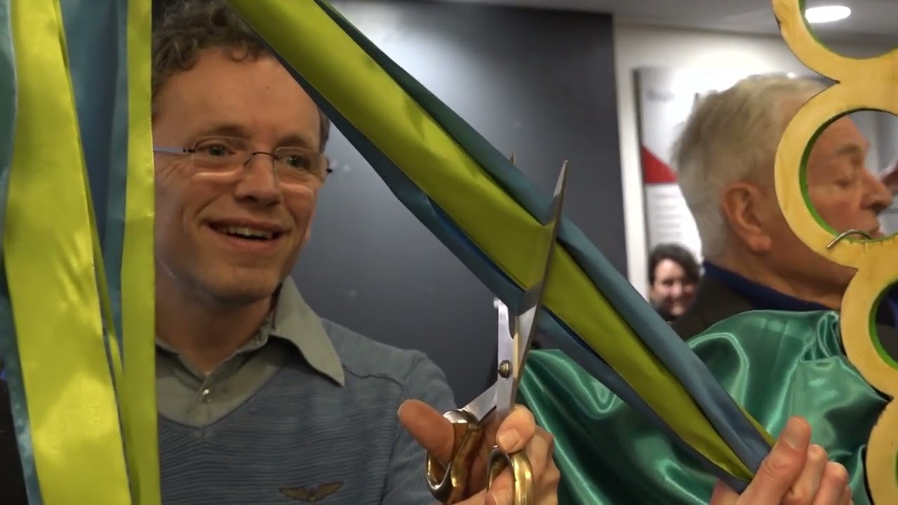 Kunstenaar Piet Cohen en cli&euml;nten Ons Tweede Thuis maken wensbank voor ziekenhuis Amstelland