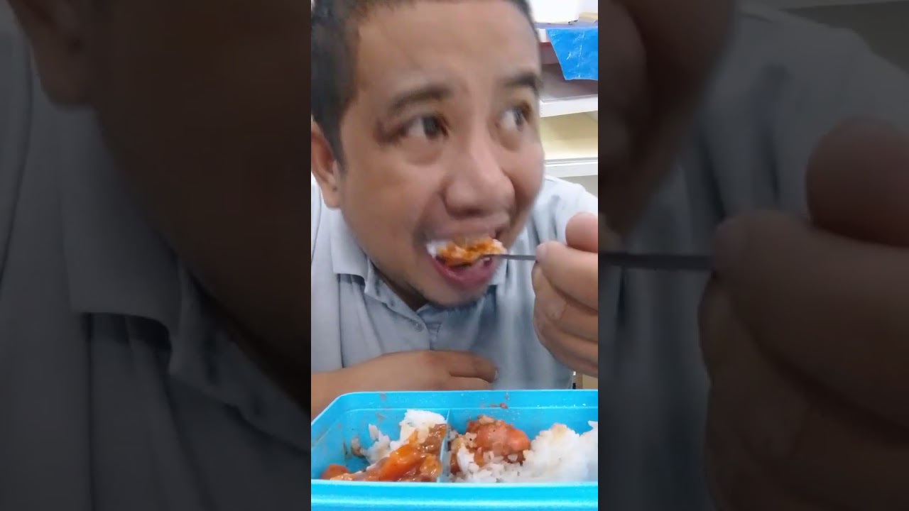 Biglang may Dumating na Customer Habang Kumakain