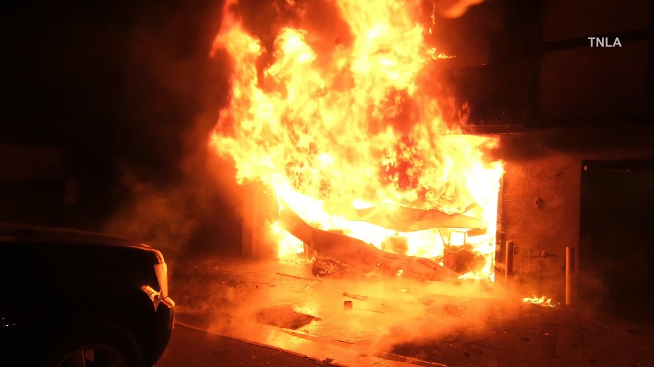 Canoga Park Town Home Engulfed In Flames #lafd 