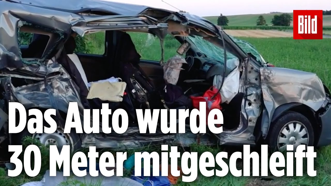 Dramatischer Unfall mit zwei Toten: Auto und Zug krachen ungebremst in einander | M&uuml;nchen