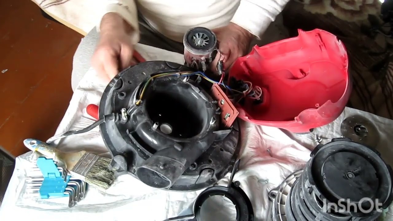 Проверяю щетки в пылесосе  Einhell TC-VC 1820SA