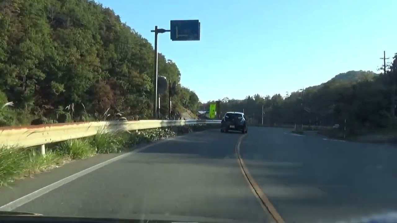 【車窓】青空と紅葉を楽しんで、大朝インターから、いこいの村しまねへ（2022.10.29)