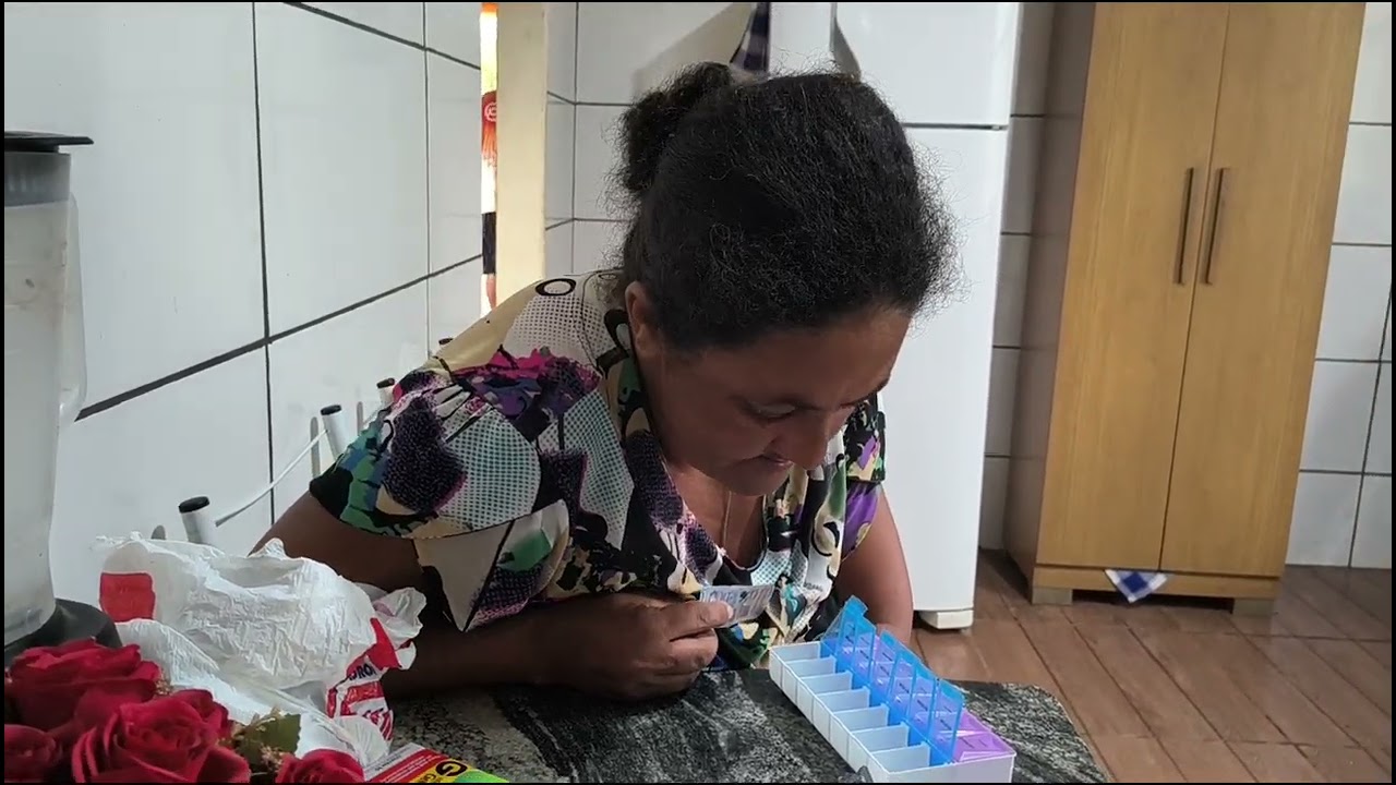 Valéria organizando seus remédios 