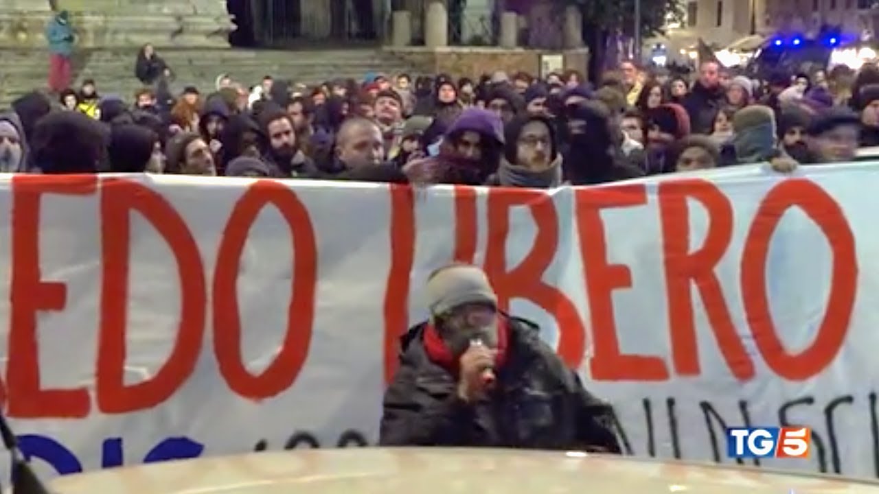 Caso Alfredo Cospito, scontri a Roma nel quartiere Trastevere: ferito un poliziotto