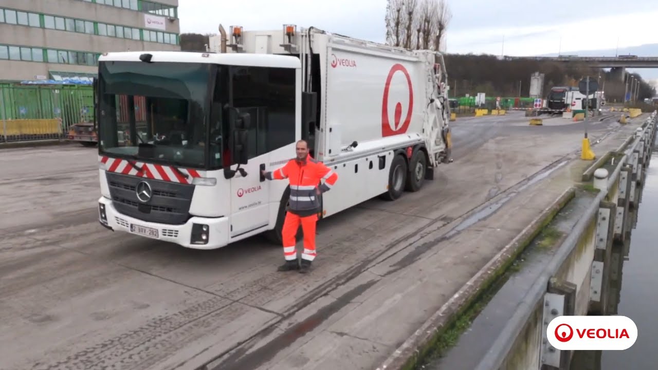 Ismail est chauffeur de camion de collecte des d&eacute;chets chez Veolia BeLux (FR)