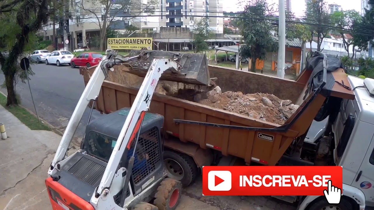 Minicarregadeira Bobcat S450 carregando caçamba