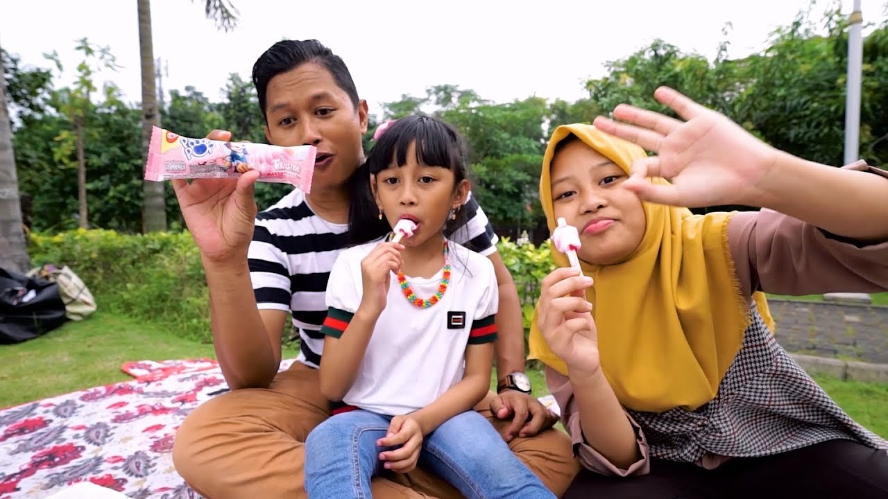 Sekeluarga Icip icip paddle pop twister marsmallow dan bagi bagi es krim ke orang
