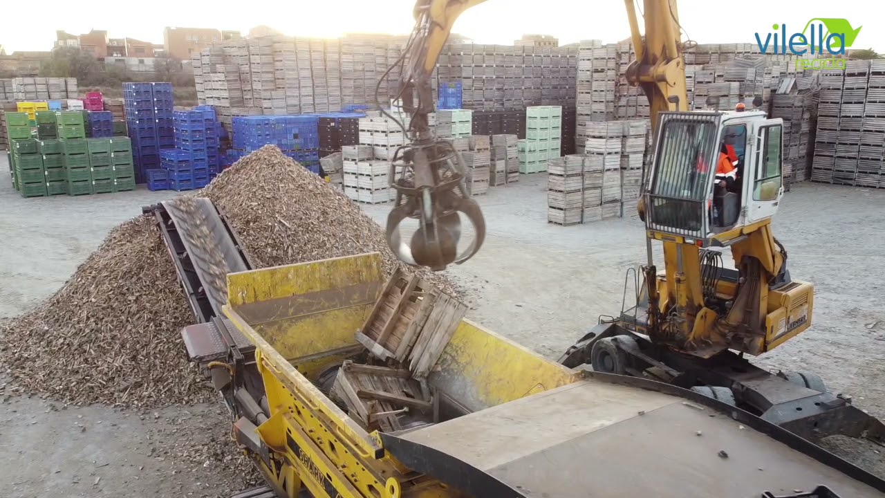 Trituración de palets de madera en una empresa frutícola