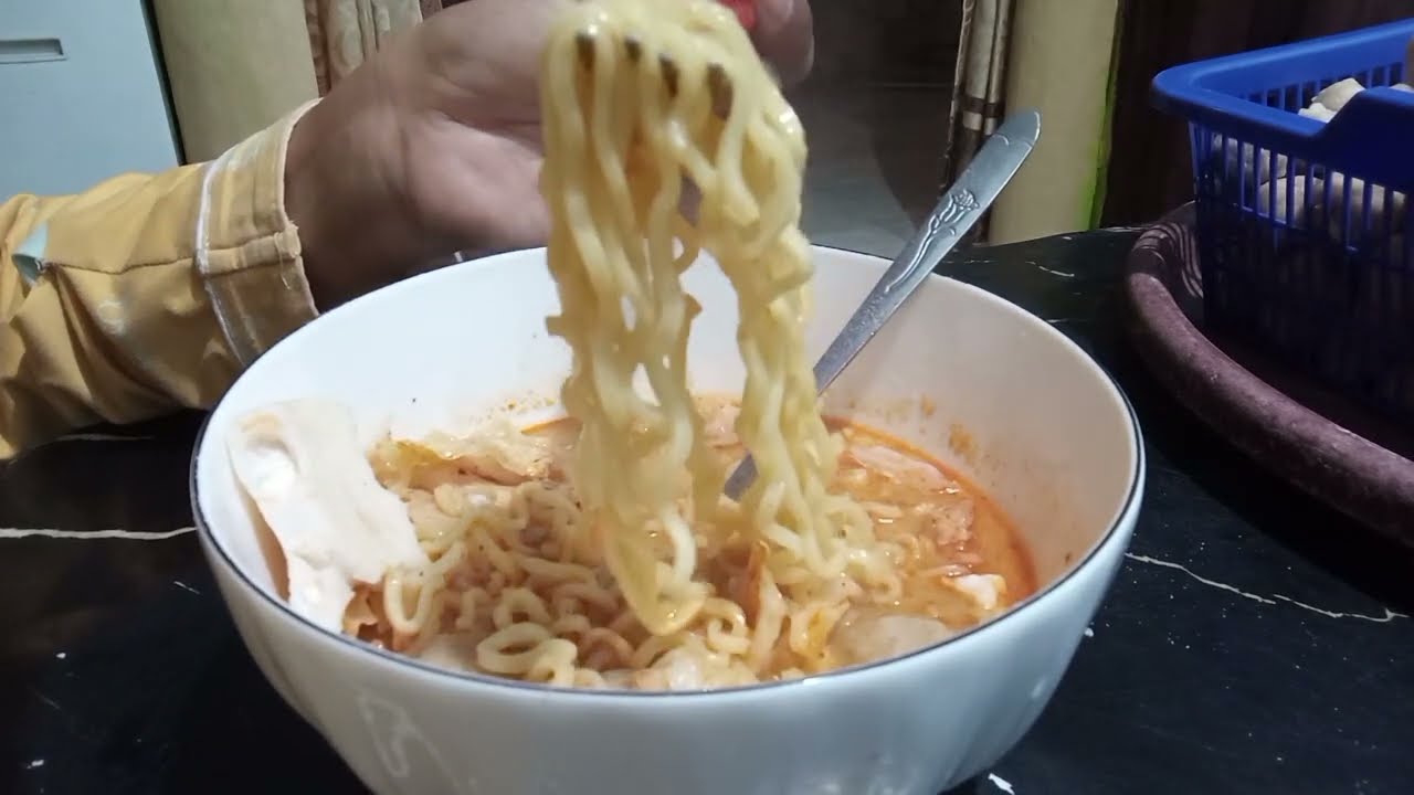 Cuaca hujan Terus kita makan Mie Kuah Bakso Mantap! 