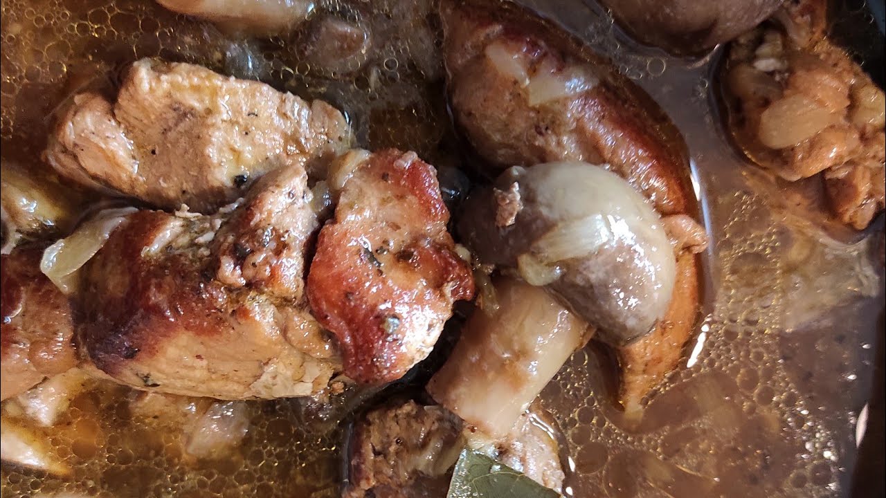 GULASZ wieprzowy z pieczarkami w sosie własnym. Przepis na obiad