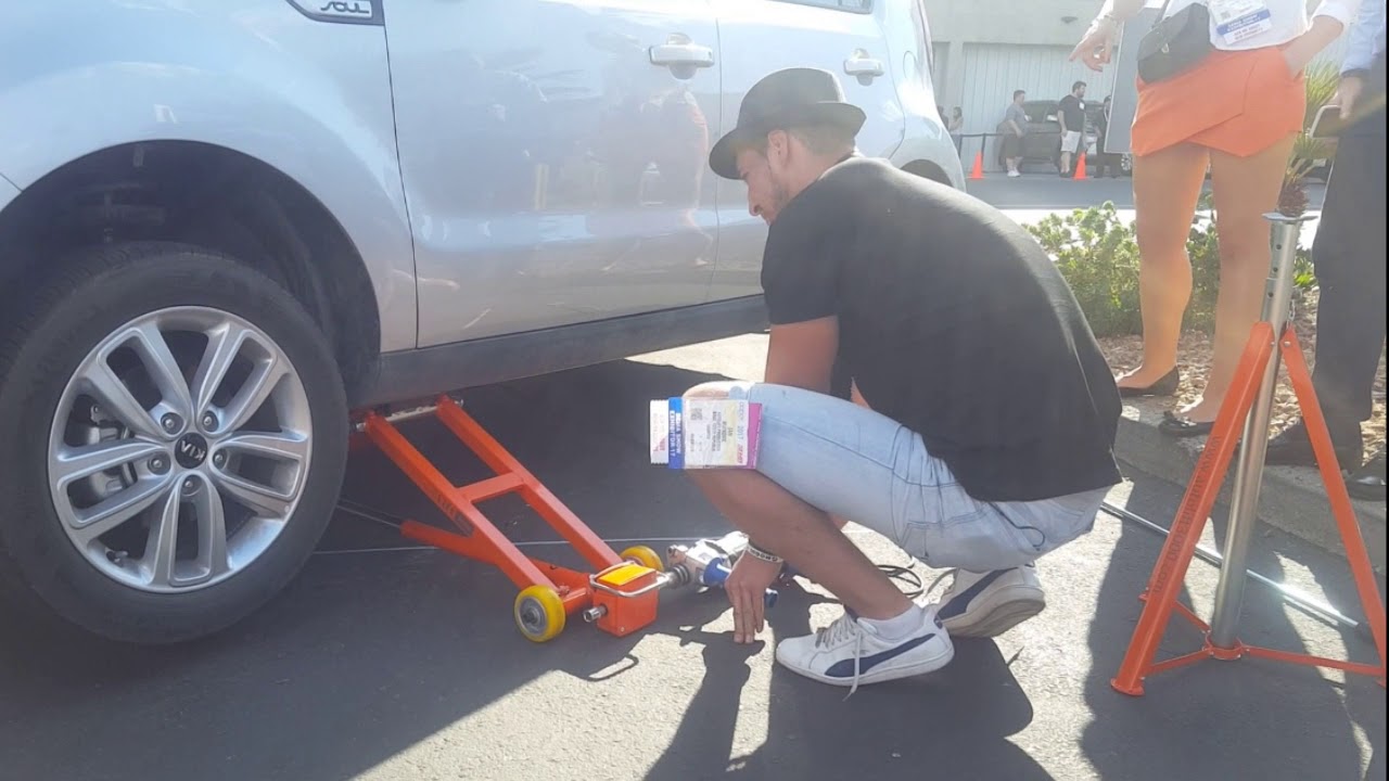 UP&DOWN3000 lifts up vehicle in 30 seconds!