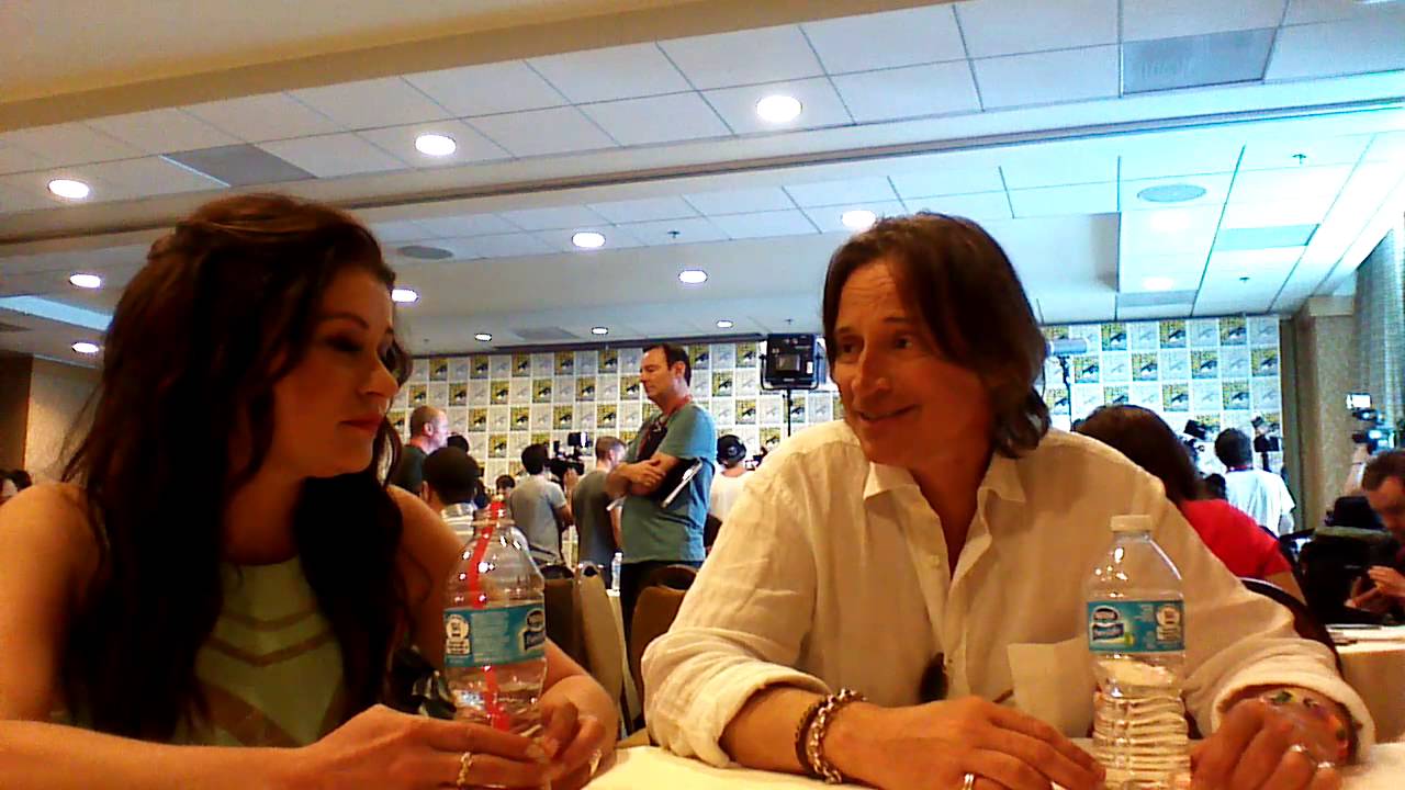 Robert Carlyle and Emilie de Ravin Talk 'Once Upon A Time' at Comic-Con 2014