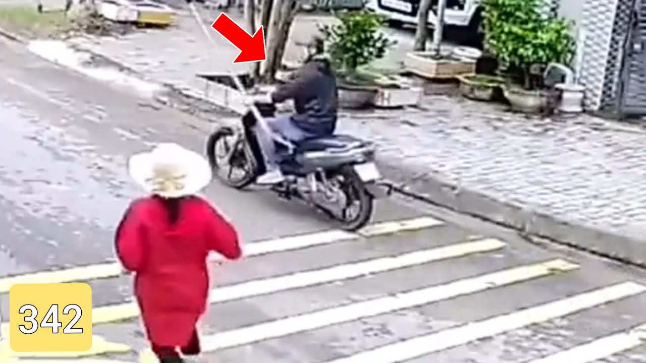 Nhìn thấy tên trộm đang hành nghề bà cô chạy ra nhưng không đuổi theo kịp.