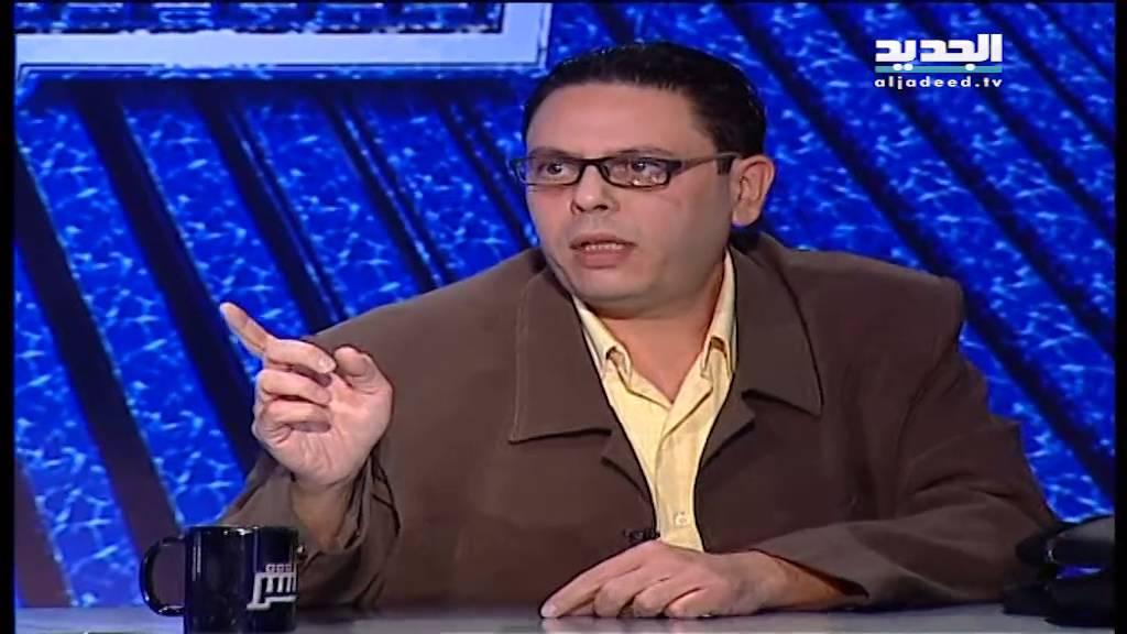 للنشر - رجل يتهم زوجته بممارسة الدعارة أمام ولدهما