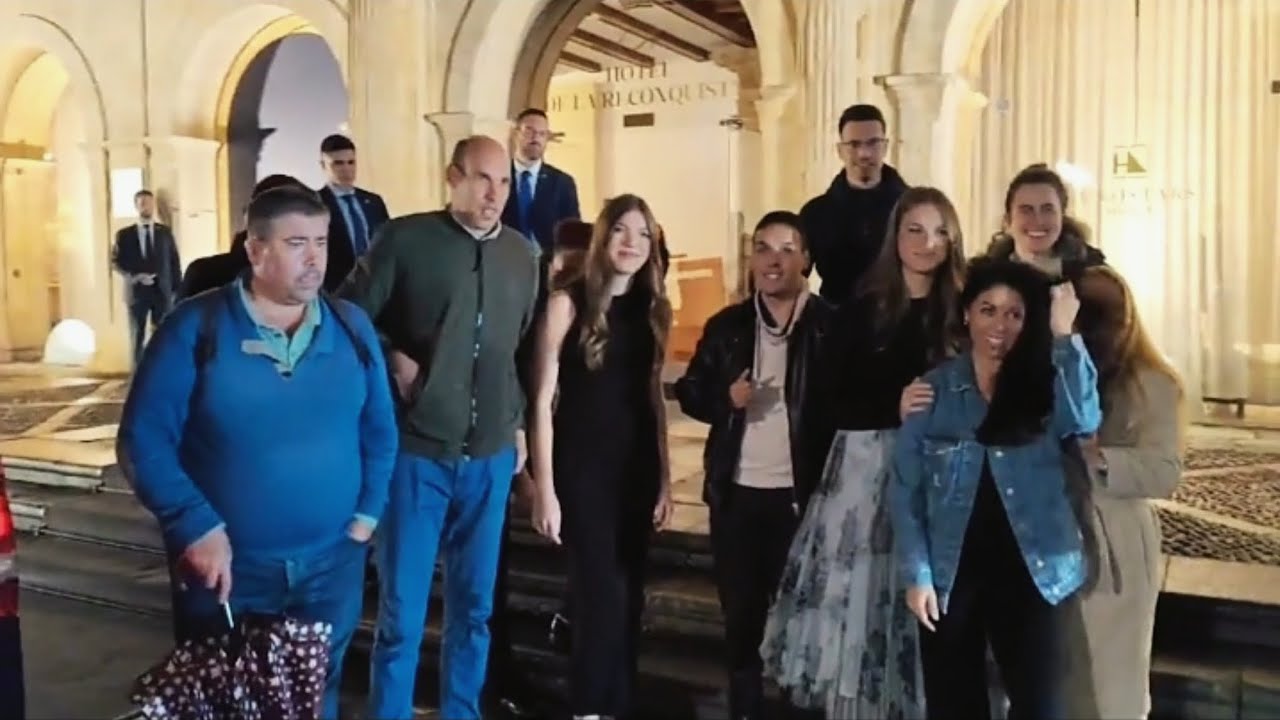 🇪🇦♥ Princess Leonor and Infanta Sofia Taking Pictures with their Fans.🇪🇦