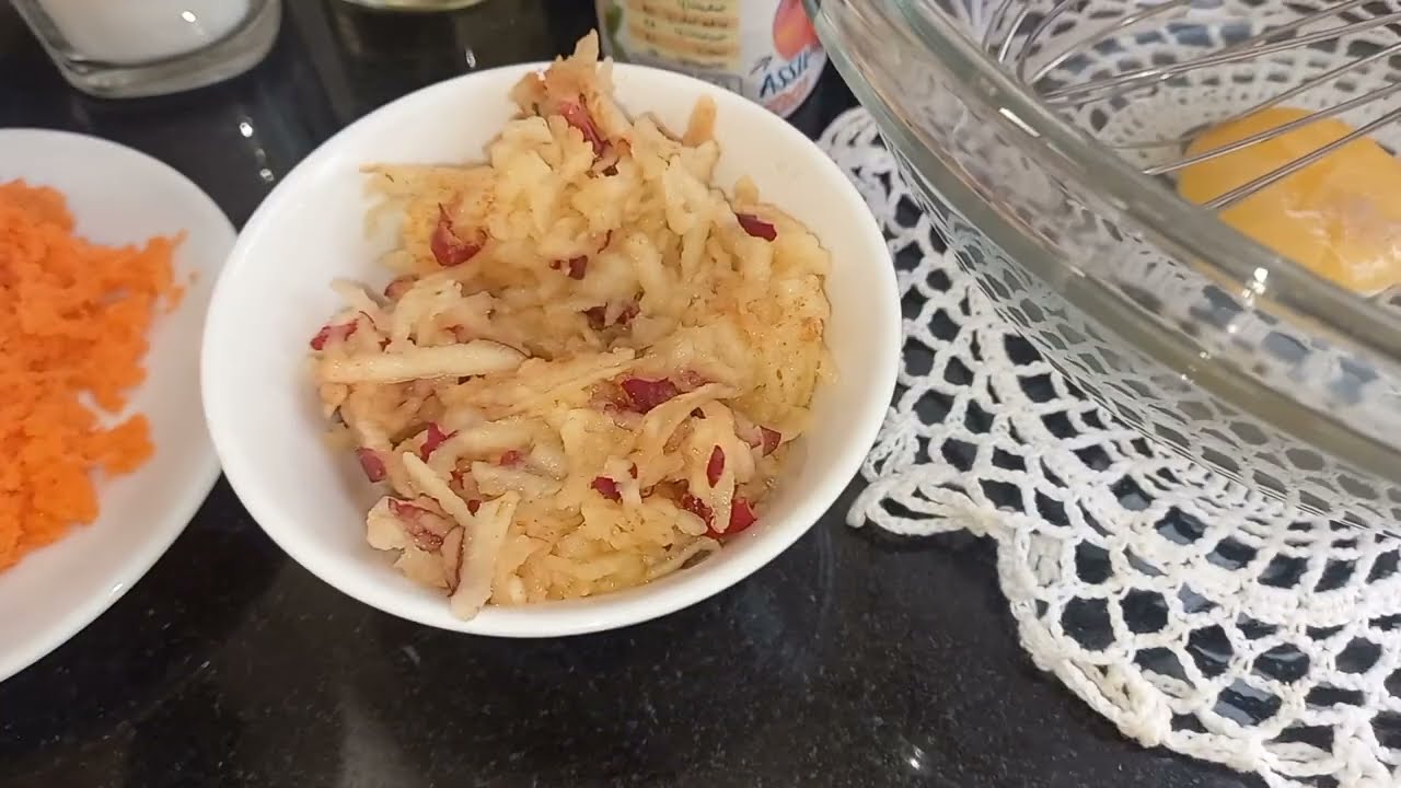 بسبوسة بالجزر والتفاح معلكة ومسقية بدون سقي بسبوسة البيضة الواحدة مذاق خطييير😋