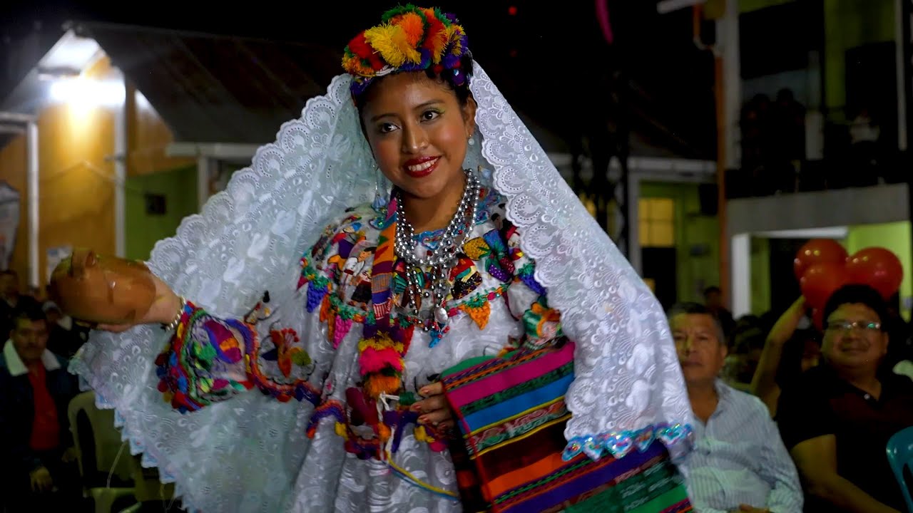 Hermosa Señorita porta la Indumentaria de San Cristóbal, Totonicapán