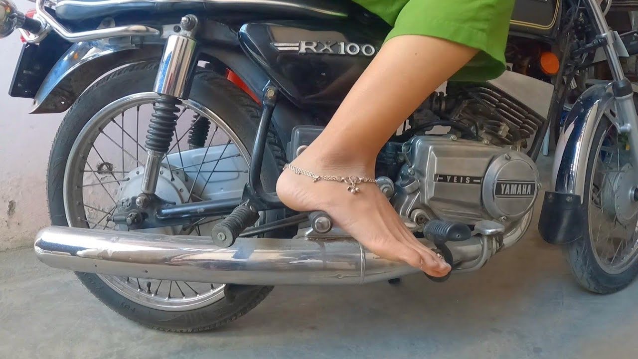 Barefoot Girl Kickstart Yamaha Rx100🔥🔥🔥 #yamaha #rx100 #135 #girlpower #2stroke #rxking #dehradun