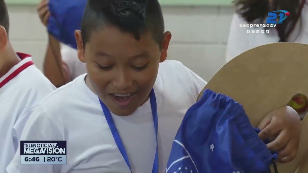 Entregan paquetes escolares y alivian gasto familiar en San Salvador | GMV