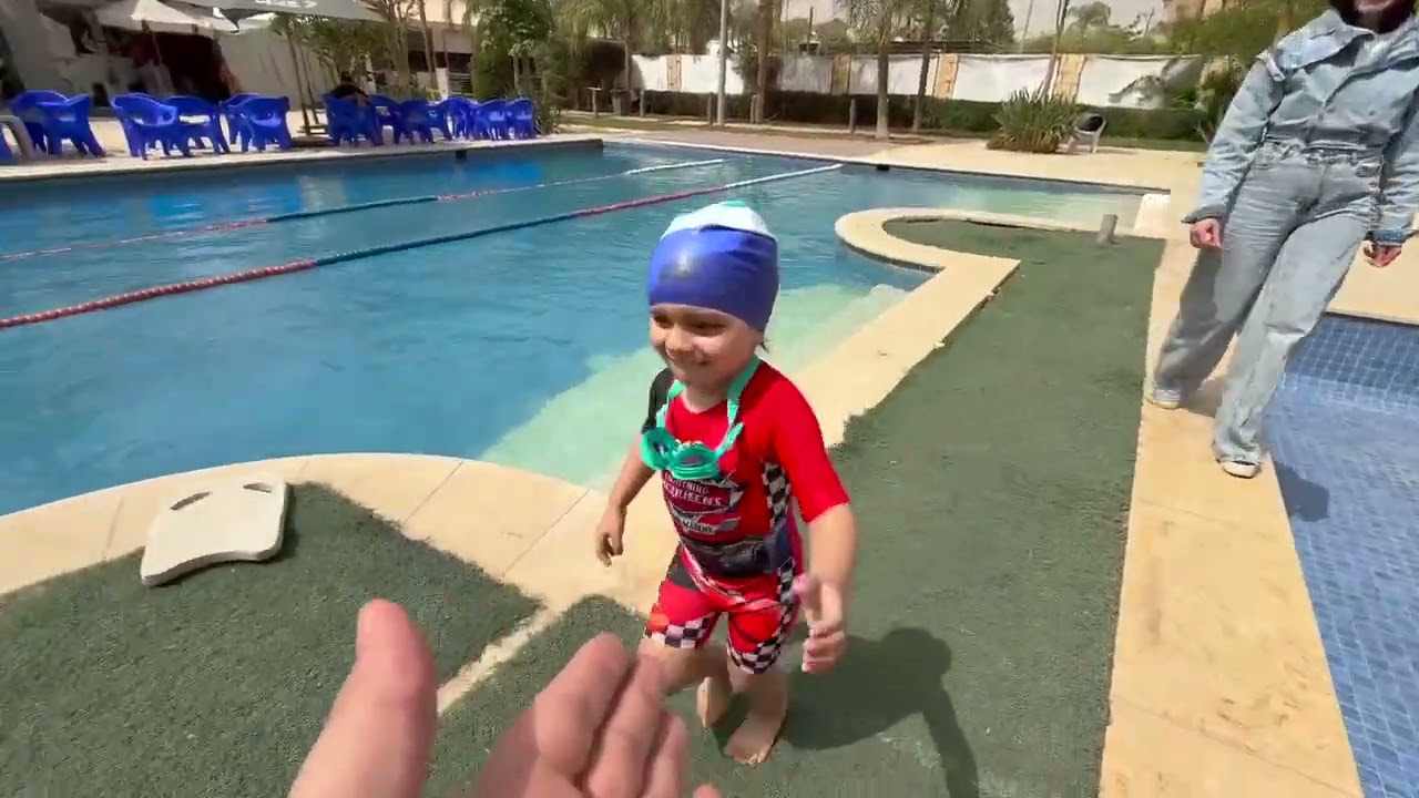 ايلين وإيان بيتعلمو السباحه