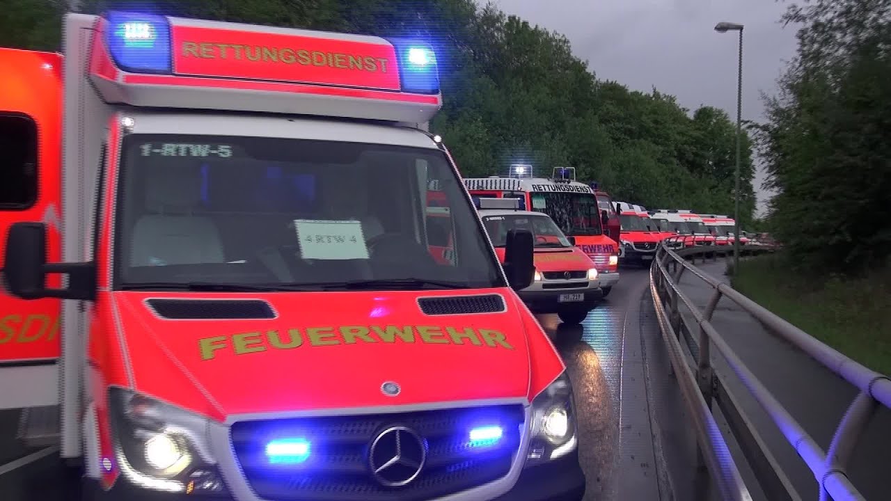 [VERKEHRSUNFALL AUF LANDSTRASSE] - 25 VERLETZTE - MANV - EINSATZFAHRTEN - [GROSSÜBUNG HAGEN]