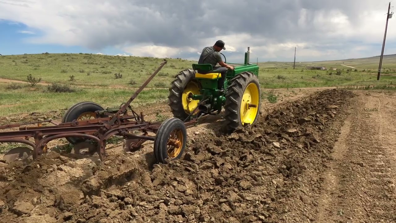 Тестирование John Deere B с трёхкорпусным плугом — Tractor Science