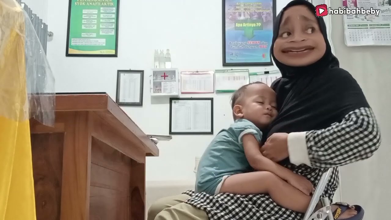 Pergi ke Puskesmas untuk Imunisasi Adam