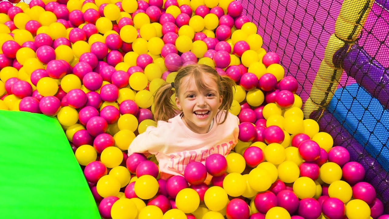 Melissbe p&aring; Lekland: Trampoliner, bollhav och studsmattor!