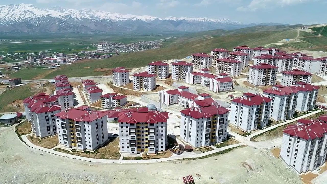 Yüksekova'da anahtarlar teslim edilmeye devam ediliyor