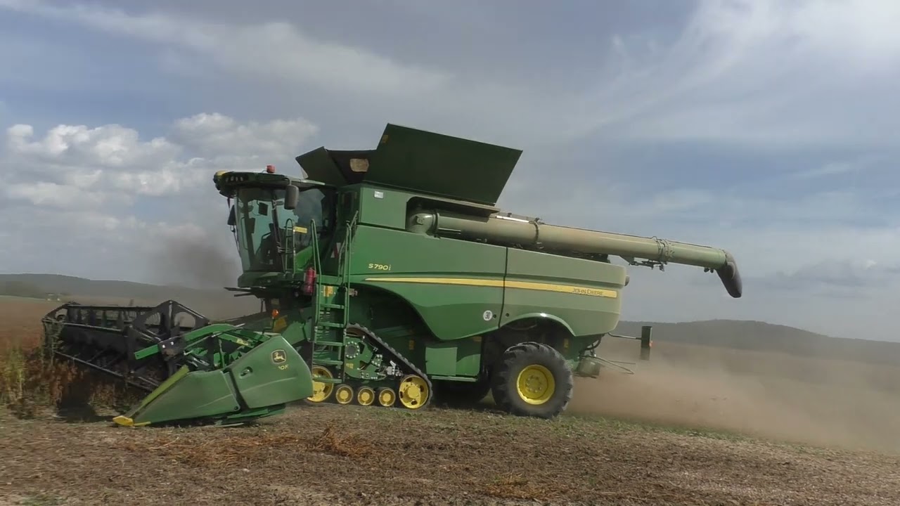 Soja Dreschen im Gro&szlig;en Still im Oktober 2018 mit einen Top Drescher John Deere S790i der Neuersten