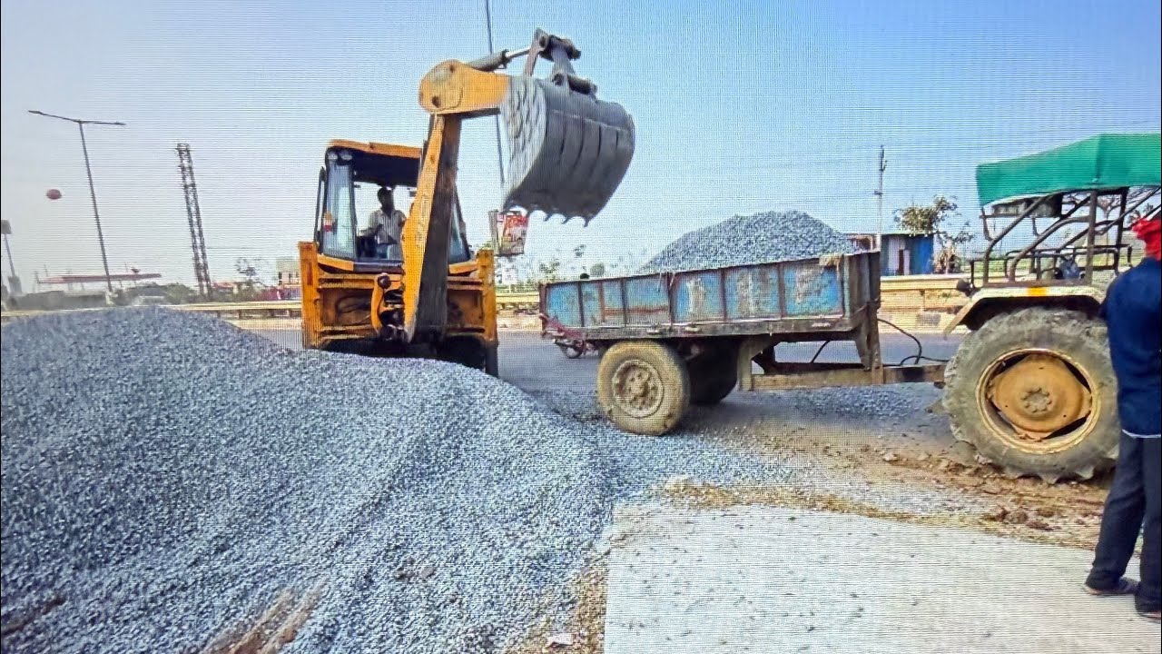JCB 3DX Machine kankar Matti Loading Mud in New Swaraj 843xm Mahindra Arjun 605 Tractor Trolley Dump