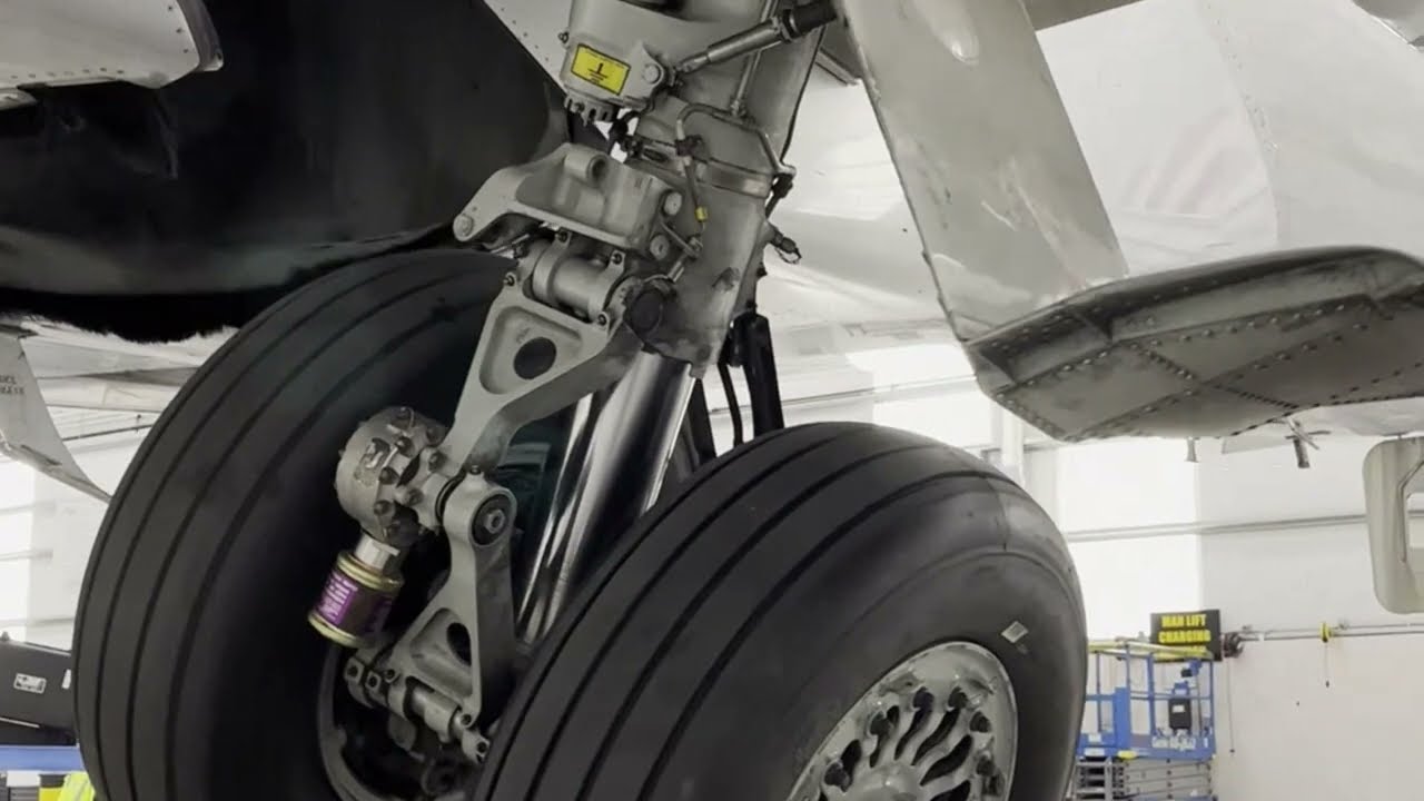 Bombardier CRJ-900 main landing gear swing test