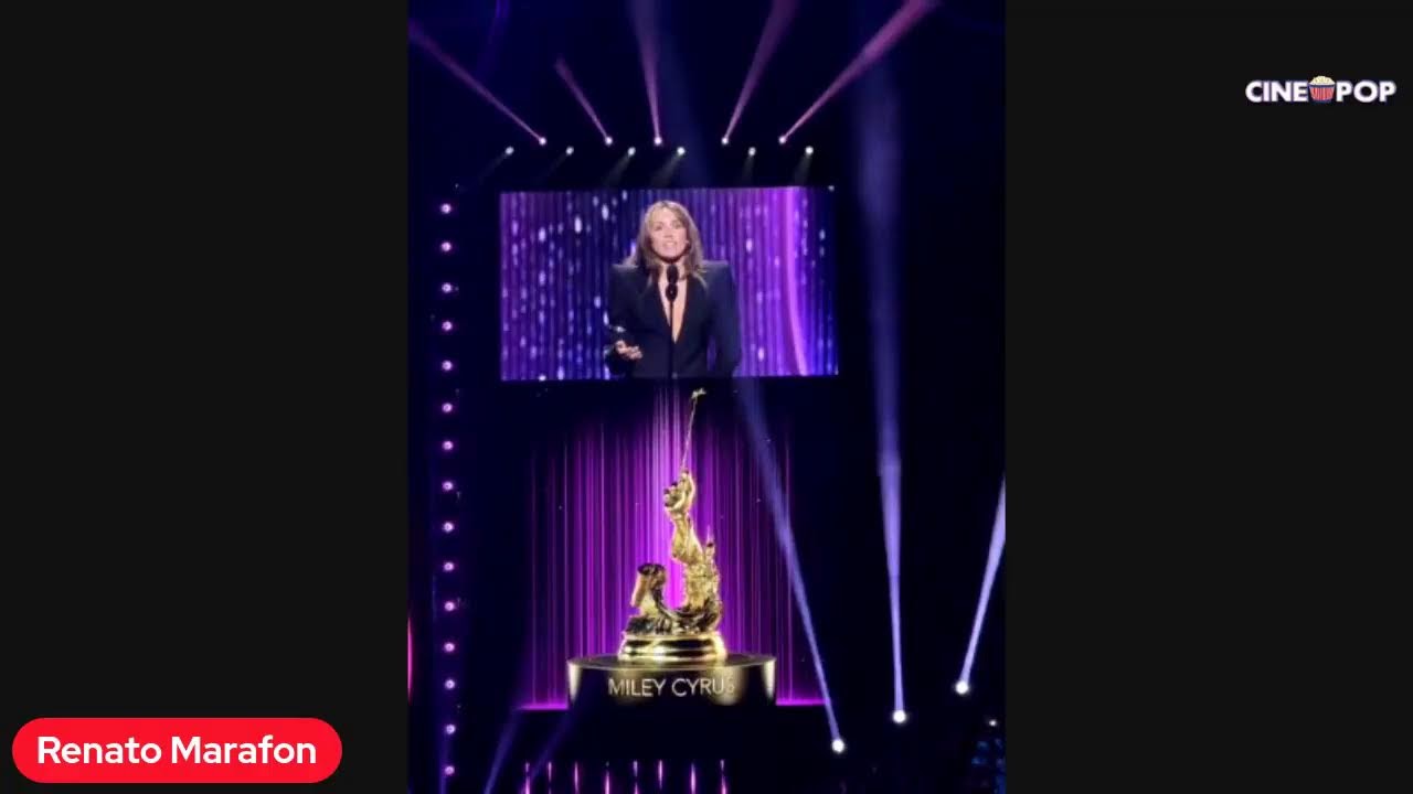 #MileyCyrus AO VIVO na Disney #D23! A cantora recebe o Disney Legends Award