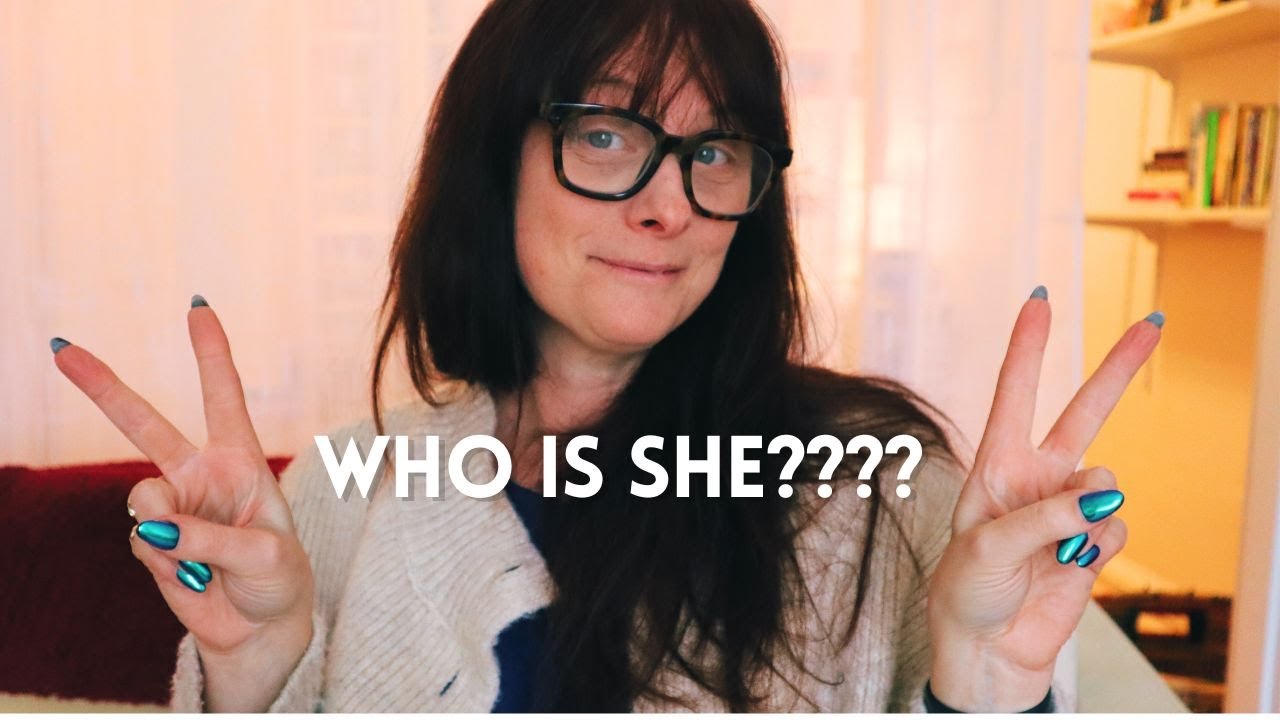 The Booktuber Bio Tag 👩🏻‍🏫 Who Am I as a Booktuber?
